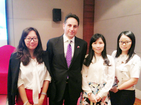 （左起）港豐集團(tuán)CEO魏曉嶸與自貿(mào)區(qū)署理CEO拉米?加拉德、港豐集團(tuán)副總?cè)~惠霞、港豐集團(tuán)業(yè)務(wù)總監(jiān)李瑞琪現(xiàn)場(chǎng)洽談